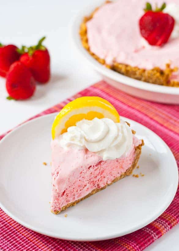 This Frozen Strawberry Lemonade Pie is a light and refreshing #nobake dessert.