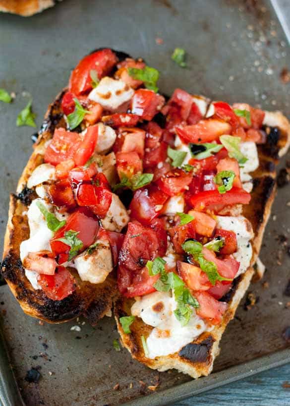 These Cheesy Chicken Bruschetta Bread Boats are a satisfying 30 minute meal. 