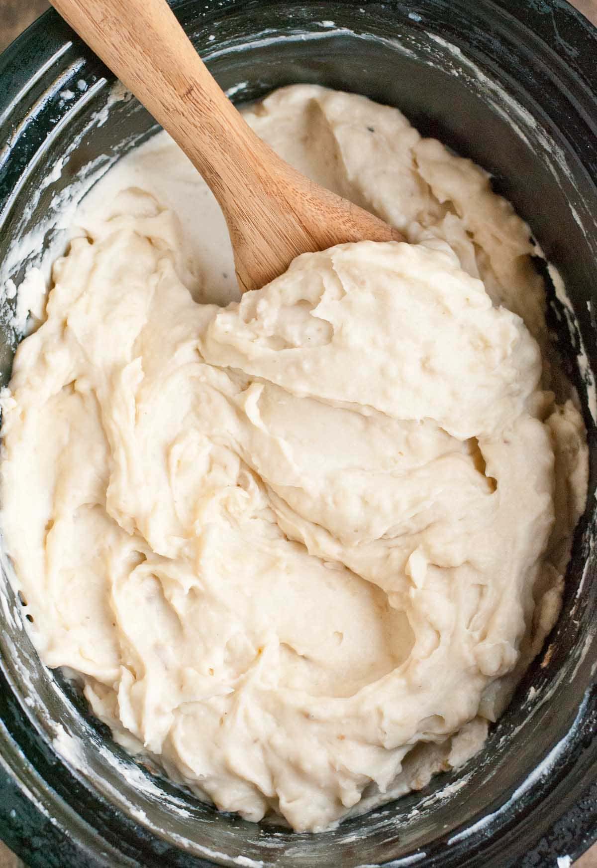 Slow Cooker Sour Cream and Chive Mashed Potatoes--the perfect Thanksgiving side!