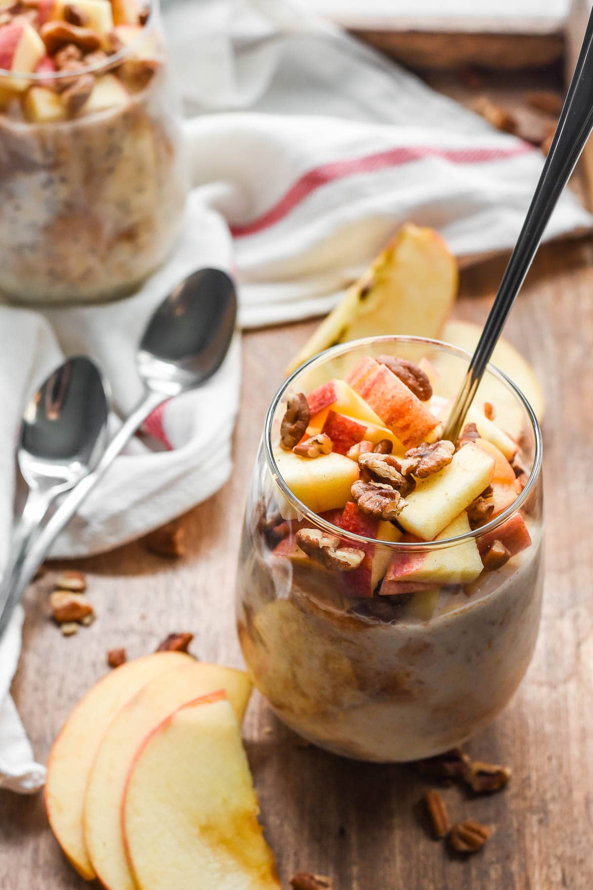 For a healthy breakfast on the go, try these EASY APPLE BUTTER OVERNIGHT OATS. They taste like fall!
