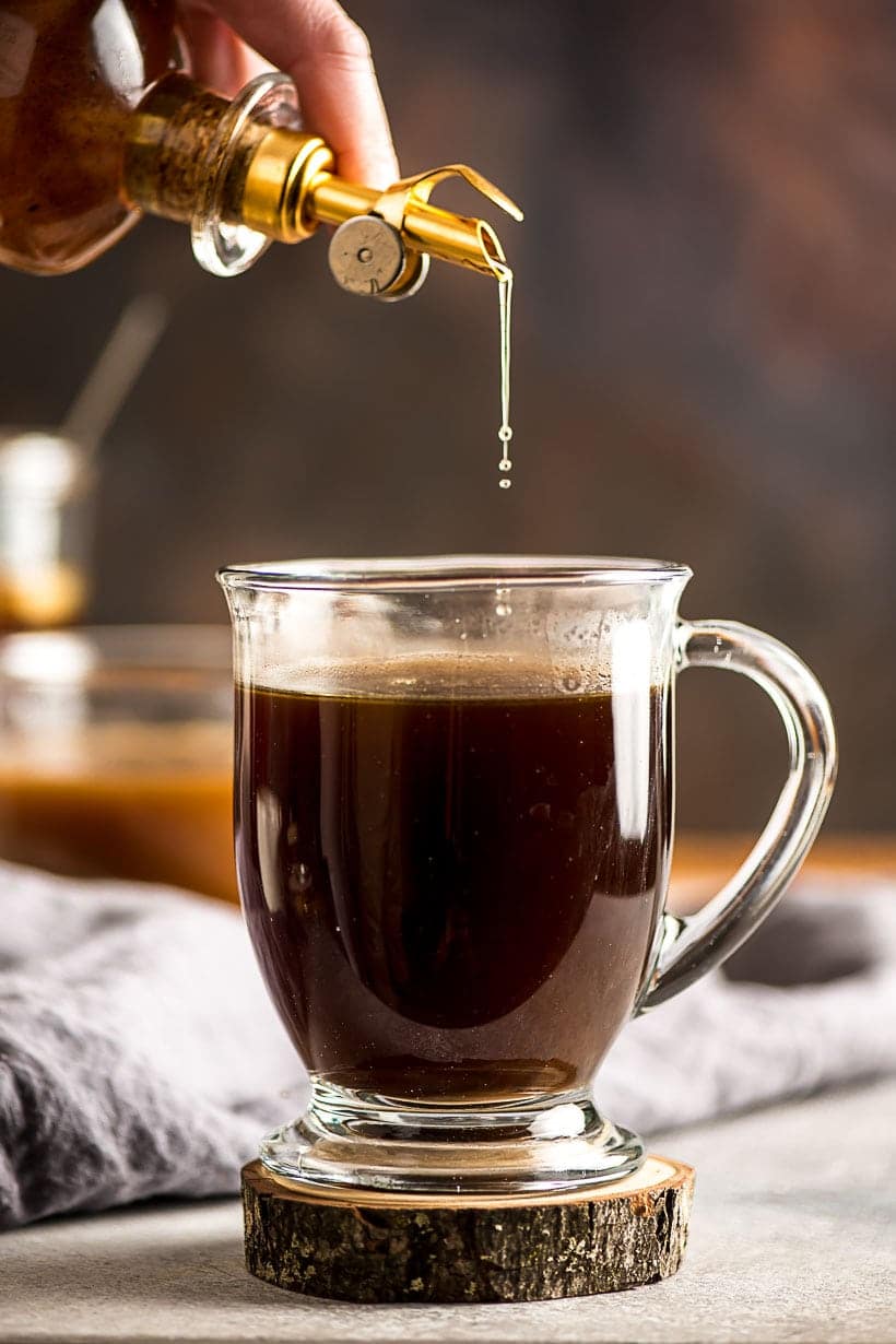 Ванильный сироп наливают в чашку кофе