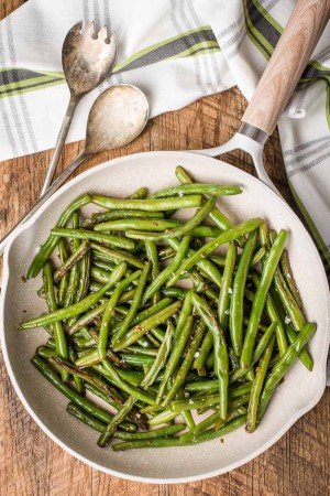 Easy garlic green beans recipe in a skillet