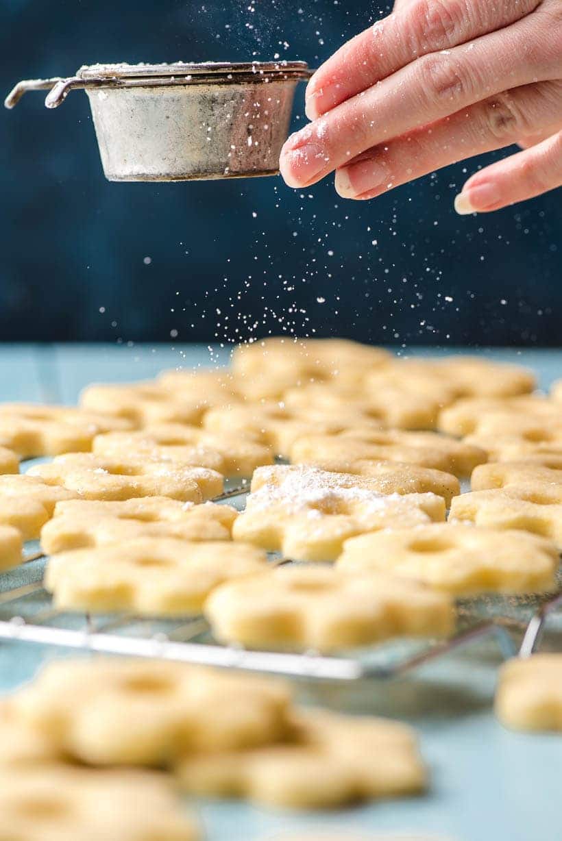 Powdered sugar sprinkled on canestrelli cookies