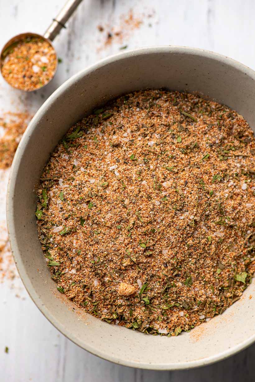 bowl of garlic and herb chicken seasoning